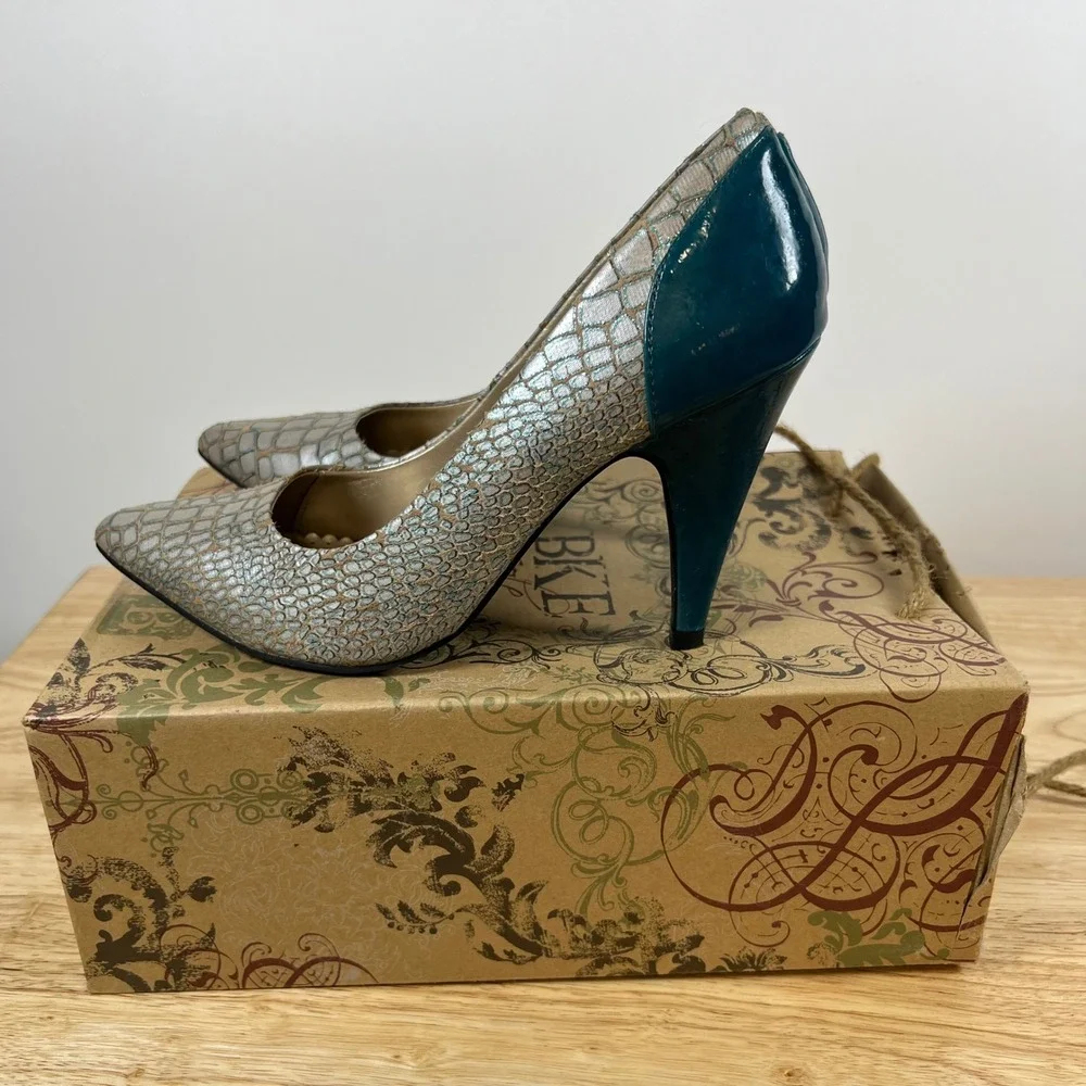 BKE‎ Sole Mabel 32 Metallic Blue Croco Embossed Pointed Toe Pumps Teal Heel 7.5
